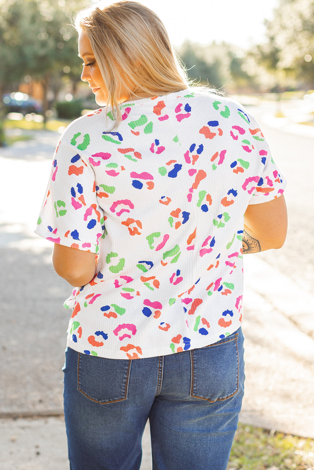 Weißes, mehrfarbiges T-Shirt Waffelmaterial, Leopardenmuster Übergröße Casual Damenmode