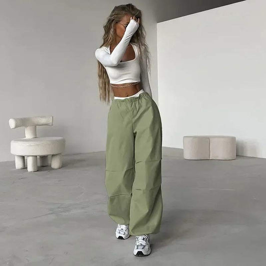 https://cdn.shopify.com/s/files/1/0657/5138/4294/files/Pantalon-parachute-kaki-3_d1343098-051b-43cd-914a-dbcedd9c372b.jpg?v=1745941599